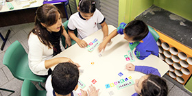 A professora Alaide Nicoletti Deyrmendijan, da EMEI Dr. José Augusto, em São Paulo, em atividade com seus alunos. Foto: André Menezes